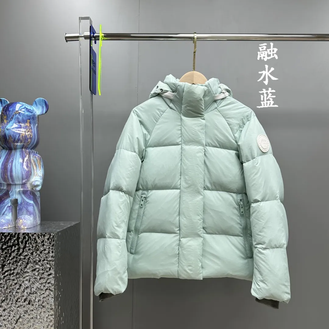 P780 𝗖𝗔𝗡𝗔𝗗𝗔 𝗚𝗢𝗢𝗦𝗘/Canada Goose capsule series macaron white label down jacket Fabric: Made of soft EnduraLuxe fabric imported from DuPont, CORDURA, USA, which enhances the durability of easy-to-wear parts, is lightweight and durable; the liner is made of 400T anti-velvet gallbladder, which is comfortable, soft and non-velvet. Hat: It has a detachable hood, which can be adjusted in two directions, and is also filled with down, which brings greater softness and wrapping around the head and neck, and is full of warmth. This parka has white trim at the back and around the hood, and the hood hardware is all original and custom-made to match the soft color of the fabric. Goose logo: The official website’s new series of large goose logos made of silicone, non-embroidered logos. Length: Fit hip-length. Accessories: The chest chain and pocket chain are all customized by YKK zipper company, and the zippers are consistent with the original color of the clothes; the zipper placket and inner straps are customized with the original Canada Goose logo; the cuffs are made of cashmere ribbing to increase comfort and lock in heat. Pockets: 3 exterior pockets: Fleece-lined hand-warmer pockets with two-way zipper closure for easy access. Security pocket with zipper closure under fly; 2 interior pockets: drop-in pocket Colors: Melt Blue, Moonlight Lime, Soft Pink, Beichen White Sizes: 𝗫𝗦-𝗦-𝗠